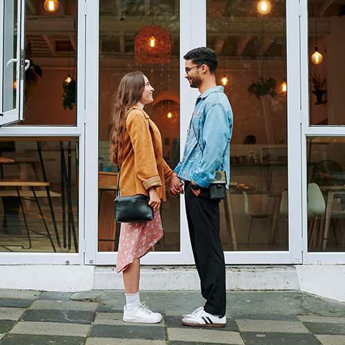 De la app al encuentro: cómo cuidar tu seguridad en la primera cita